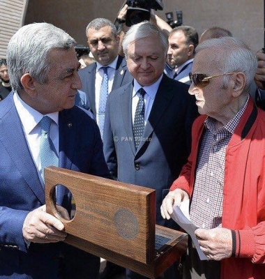 Шарлю Азнавуру торжественно вручили ключи от его дома-музея в Ереване