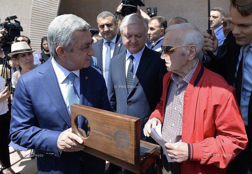 Шарлю Азнавуру торжественно вручили ключи от его дома-музея в Ереване